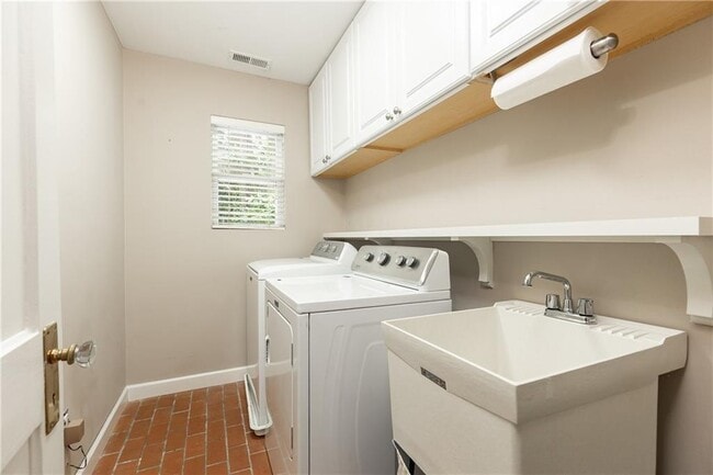 Building Photo - 1311 Roxboro Dr NE