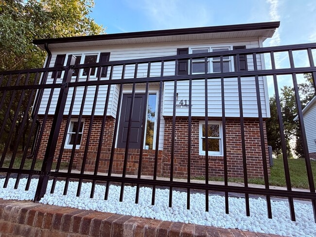 Building Photo - 411 Doak St