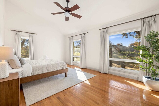 Building Photo - 515 NW D St