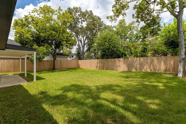Building Photo - 7414 Janak Dr