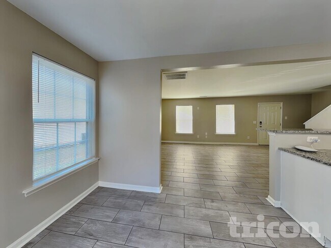 Building Photo - 11 Peridot Pl