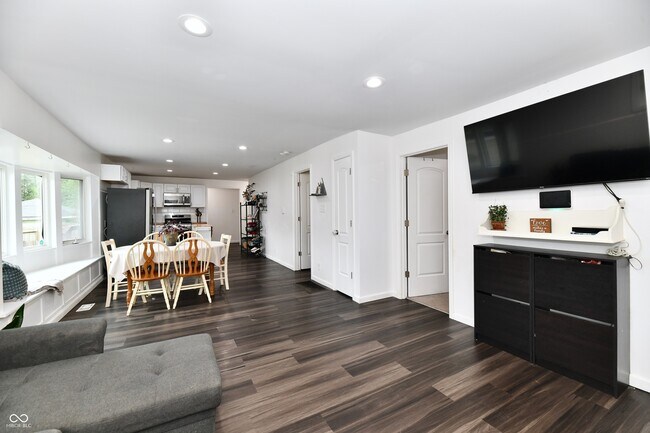 Building Photo - 1924 Mansfield St