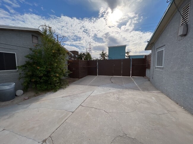 Building Photo - ALL UTILITIES INCLUDED STUDIO CENTRALLY LO...