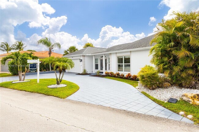 Building Photo - 4902 N Travelers Palm Ln