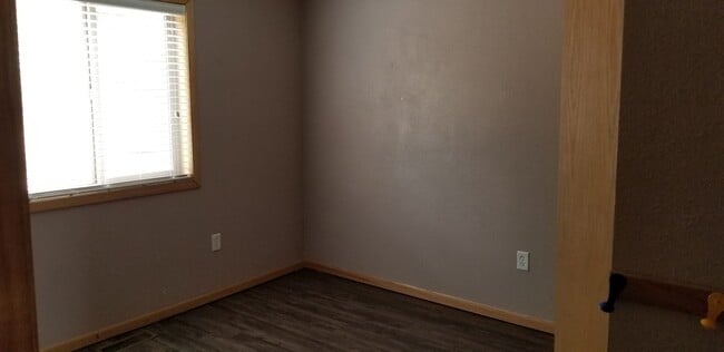 Building Photo - Private Split Level Home