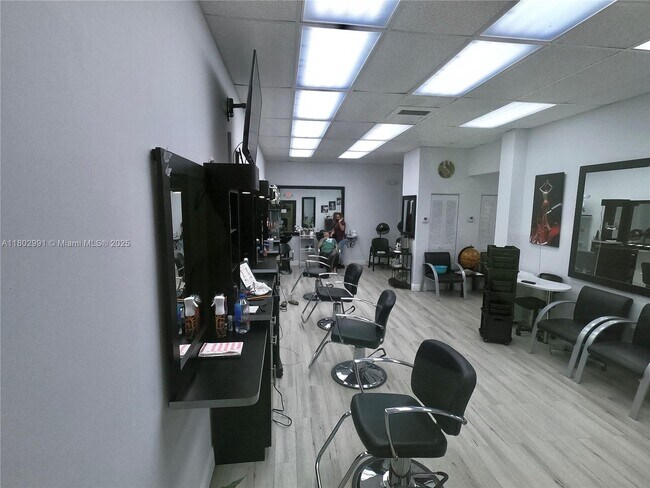 Building Photo - 1301 NE Miami Gardens Dr
