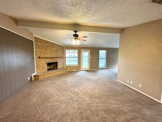 Building Photo - 4 Bed 2 Bath For Rent
