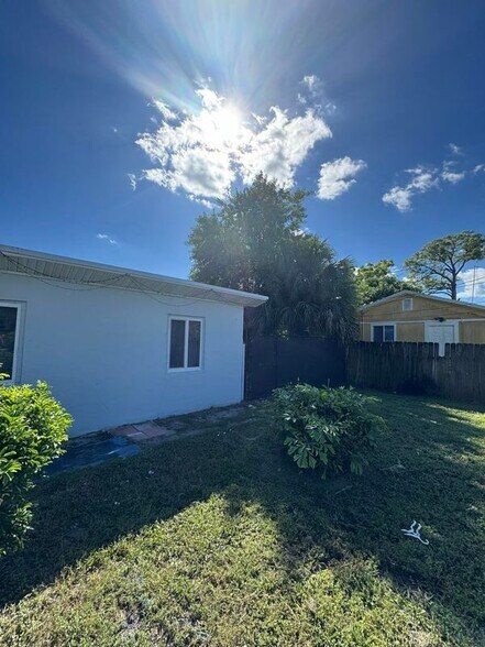 Building Photo - 920 N Haverhill Rd