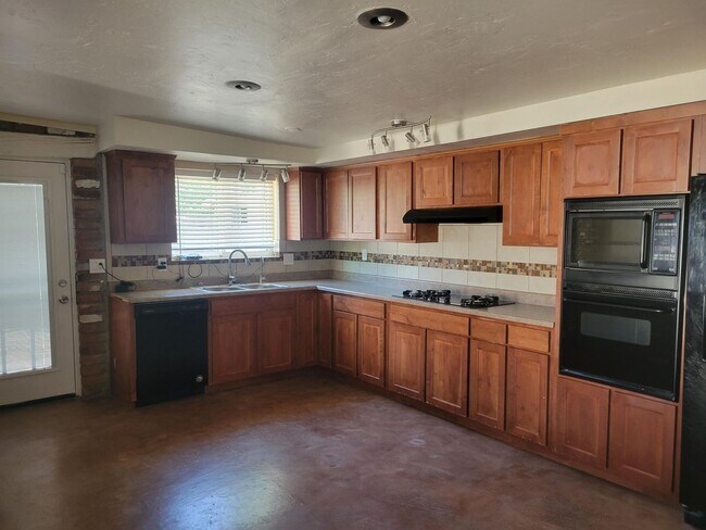 Building Photo - 3 bedroom/2 Bath with added Studio