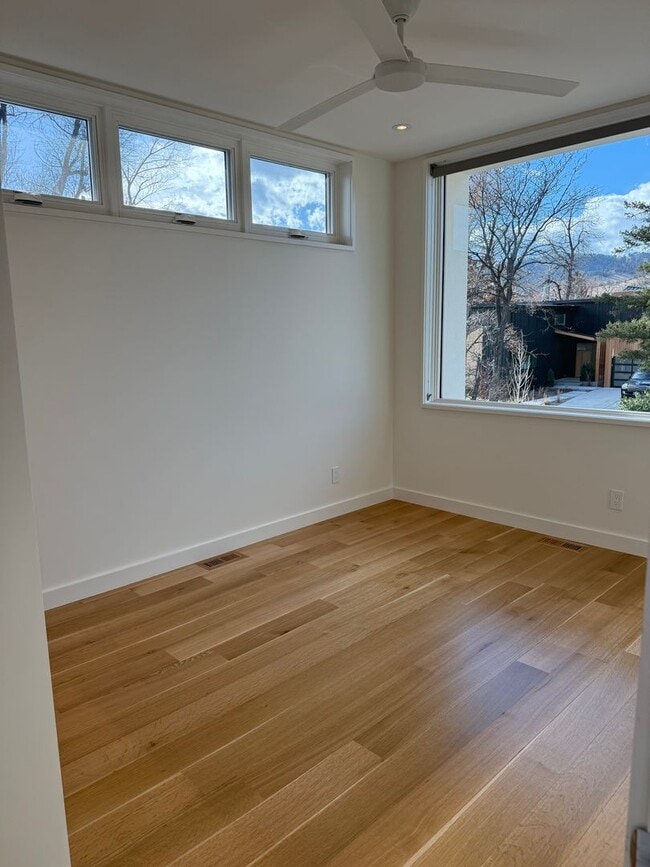 Building Photo - Silver Maple Stunning