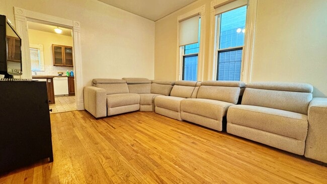 Building Photo - Historic Downtown 4 Bed 1.5 Bath Across fr...