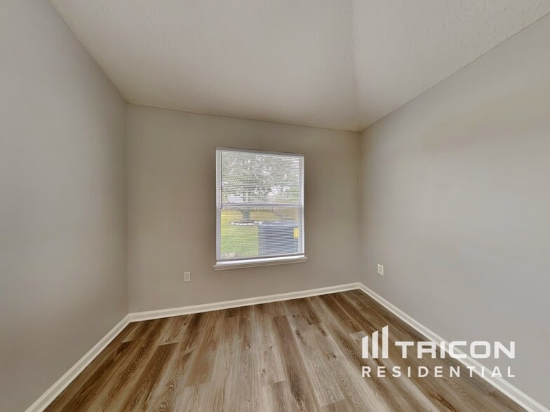 Building Photo - 2450 Creekfront Dr