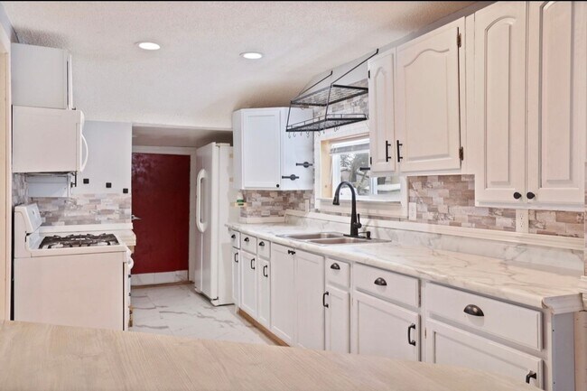 Building Photo - Where Style Meets Comfort — A Bay City Gem