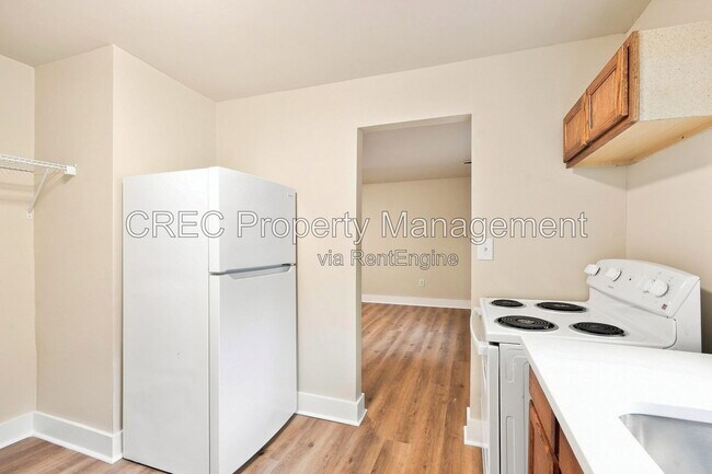 Building Photo - 1605 Pineview Rd
