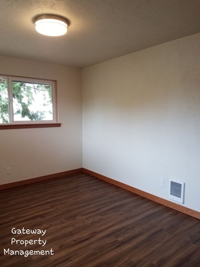 Building Photo - 3 Bedroom in town with a view!