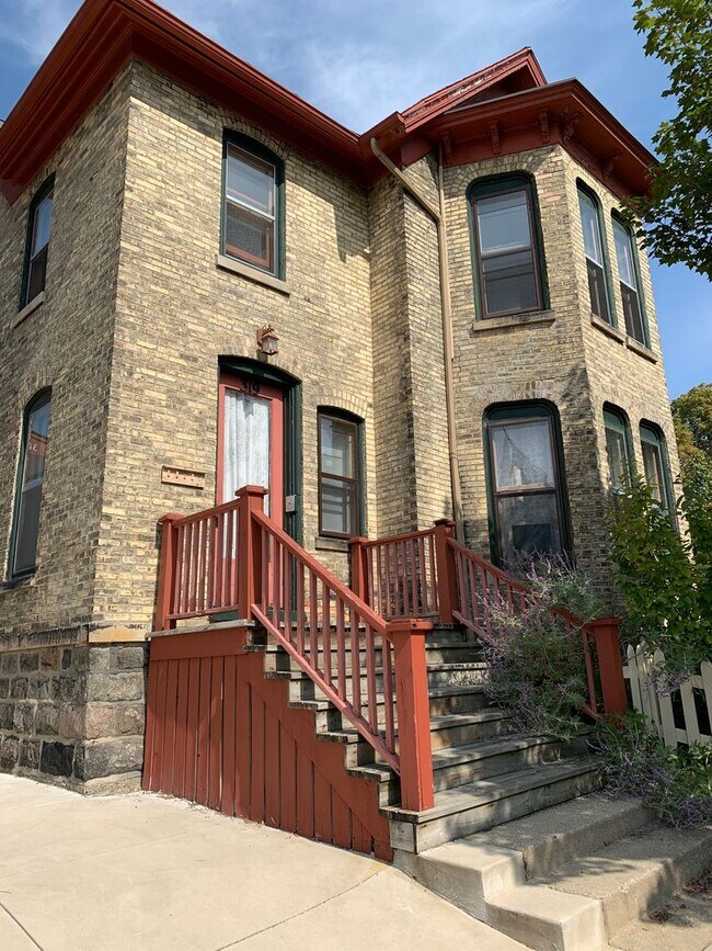 Primary Photo - Adorable One Bedroom Upper in Heritage Hil...