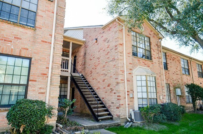 Building Photo - 2255 Braeswood Park Dr