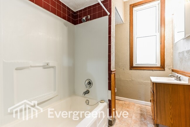 Building Photo - 446 N School St