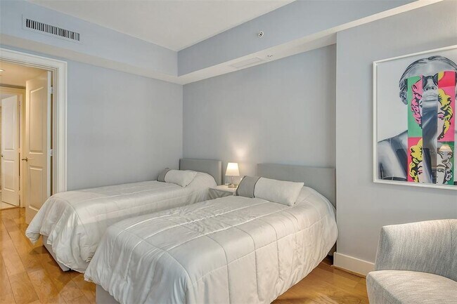 Building Photo - 1350 Main St