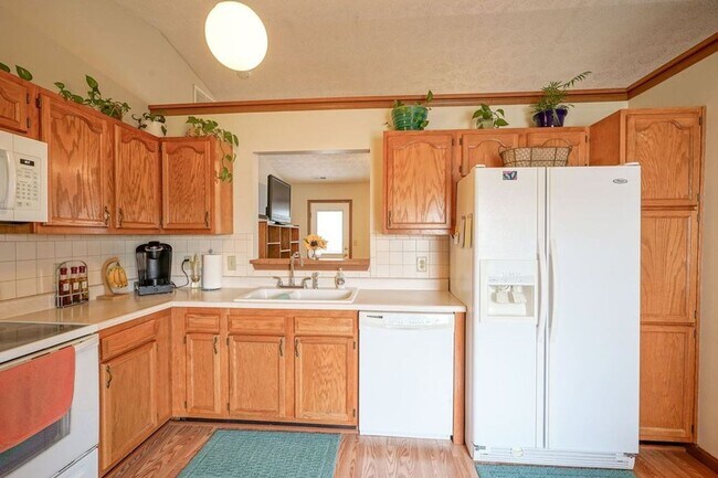 Building Photo - South side 3 Bedroom, 2 Bath Home, w/ 2 car attached garage