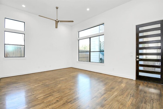 Building Photo - 732 W 22nd St
