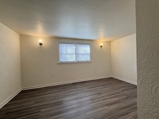 Building Photo - Updated 2BR townhouse with office now available!