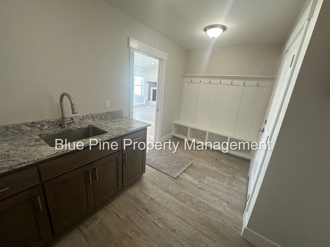 Building Photo - 176 Hideout Dr