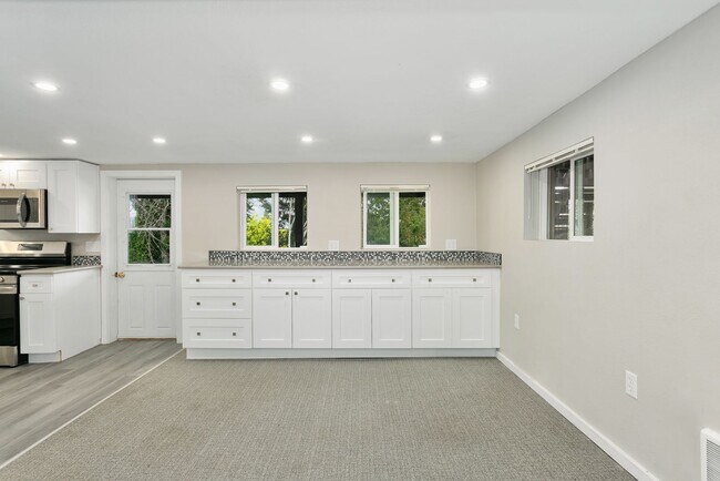 Building Photo - 2 bd 1 bath Apartment-entire bottom floor