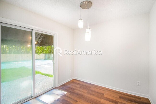 Building Photo - Newly Renovated 3/2 in 38128!