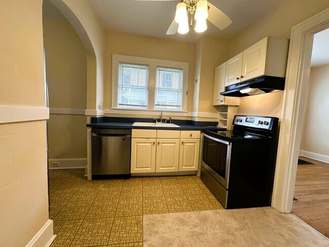 Building Photo - Beautiful, Historic House! Hardwood Floors, Full Basement, Detached Garage; W/D, Pets Ok!