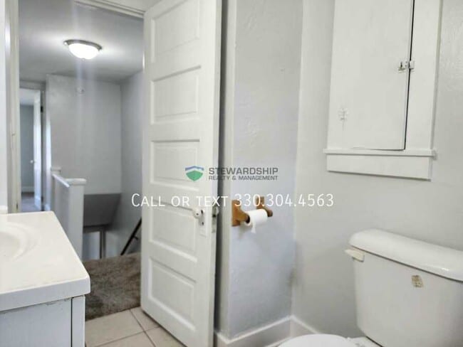 Building Photo - 461 Elson St