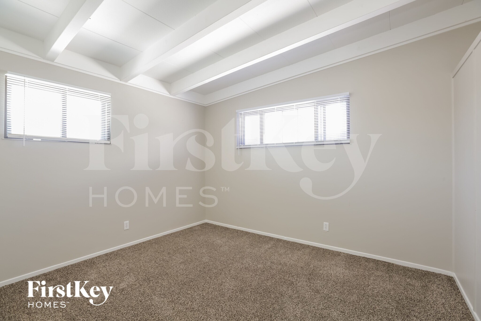 Building Photo - 333 S Mallard St