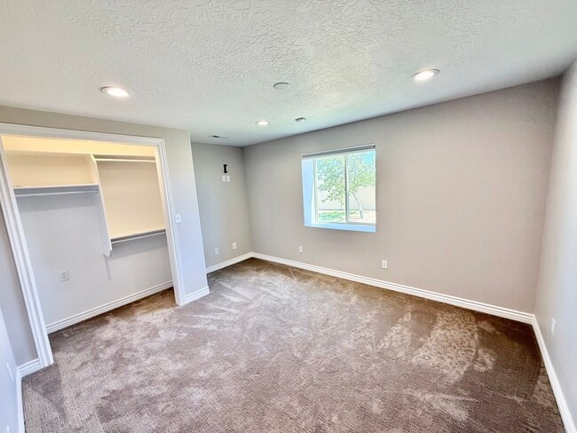 Building Photo - 5629 Far Vista Dr