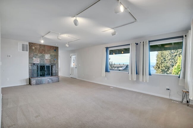 Building Photo - Stunning Sound & Olympic Mountain View Home in North Admiral