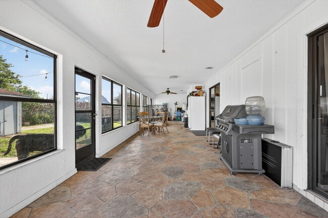 Building Photo - 481 SW Aster Rd