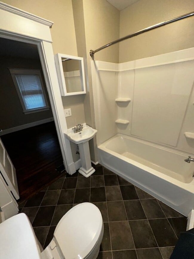 Building Photo - 2 bedroom 1 bath - available now!