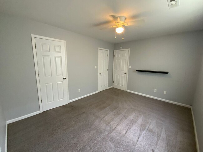 Building Photo - 4623-4623 W Bainbridge Dr