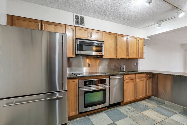Building Photo - Luxurious 1 Bed 1 Bath Condo In Vibrant Belvedere
