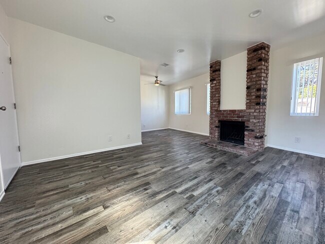 Building Photo - 5382 Circle Dr