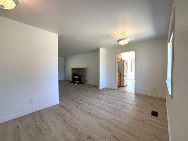 Building Photo - 2 bedroom - Retro Charmer in the Heart of ...