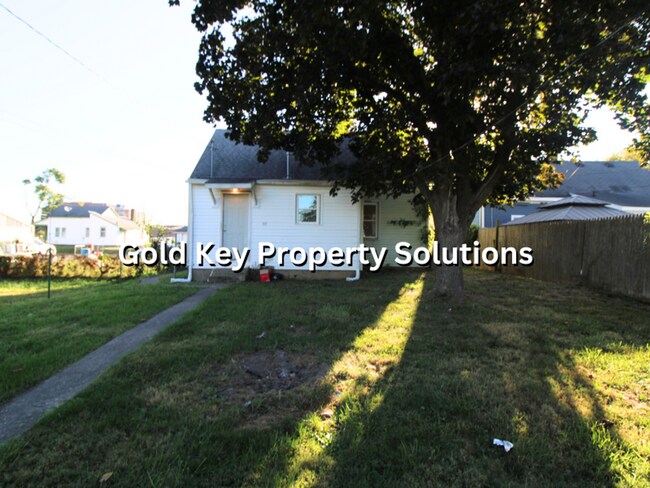 Building Photo - Updated 2 BR 1 BA House with Huge Kitchen ...