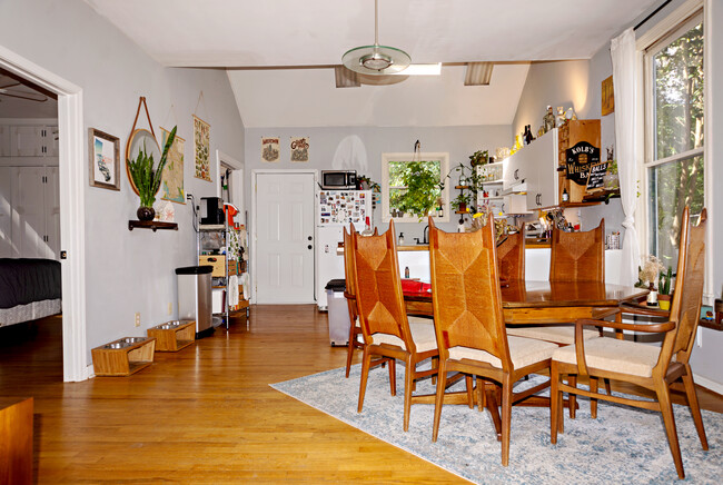 Ample space for dining - 843 United Ave SE