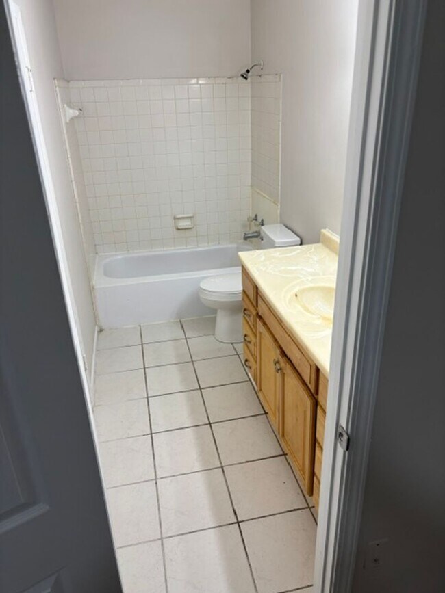 Building Photo - 613 Colonial Dr