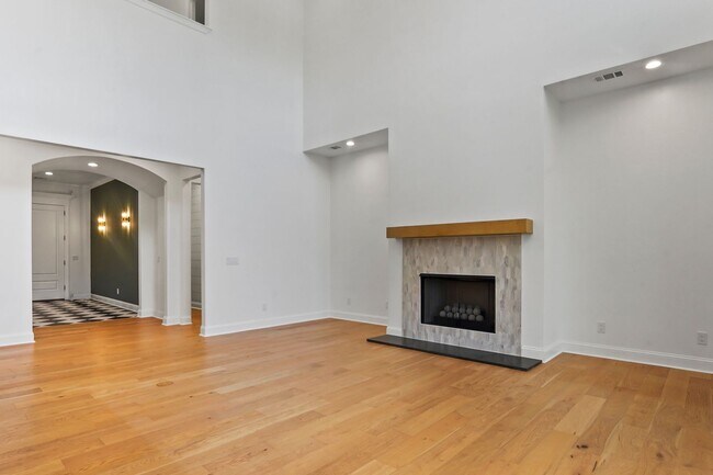 Building Photo - Pool/ Waterfront/ Custom Home in Waterways!