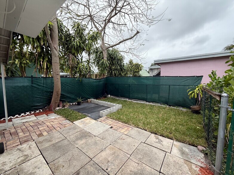 Building Photo - 2426 Scott St