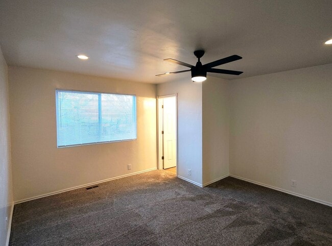 Building Photo - Updated 4 Bd 3 Ba Home in Sandy