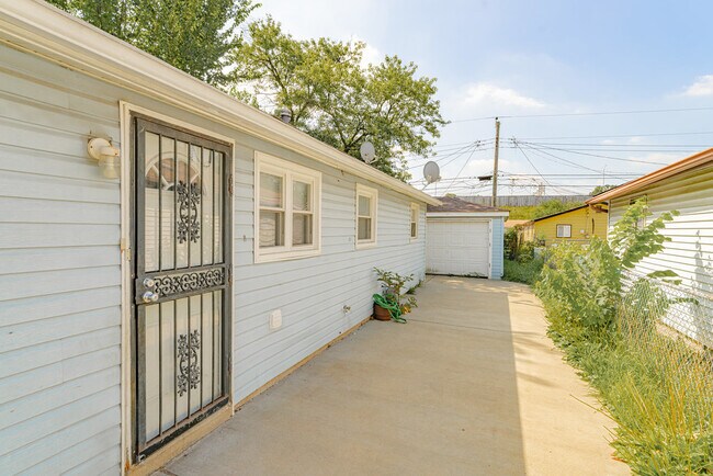 Building Photo - 3227 Nelson Ave