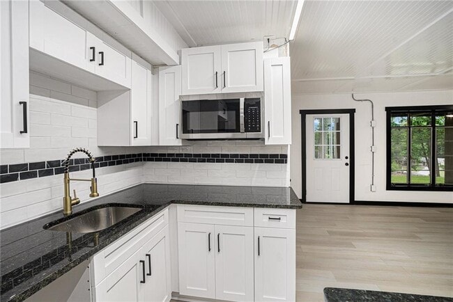 Building Photo - 788 Sherwood Rd N W