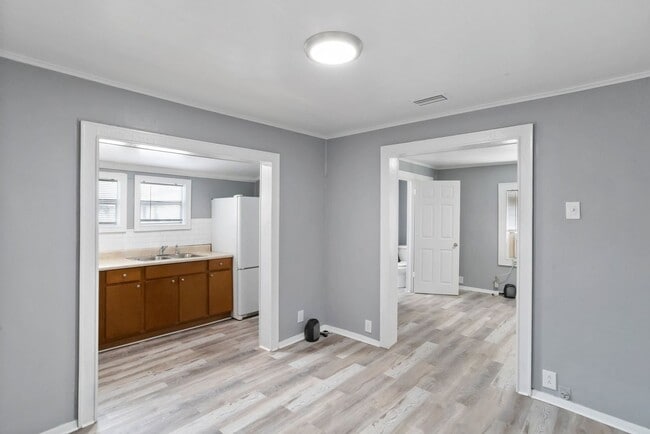 Building Photo - 3/2 NEWLY  ****MOVE IN READY**** Apply Tod...