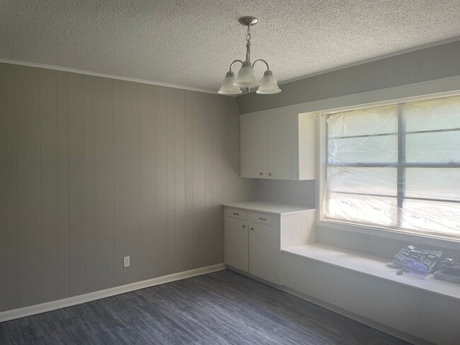 Building Photo - 3/2/2 SHISD Fenced Yard and Pet Friendly